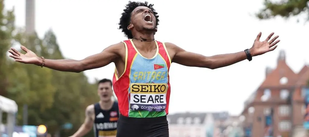 Seare gana a Ingebrigtsen en el sprint final y es el campeón mundial 5km en Copenhague
