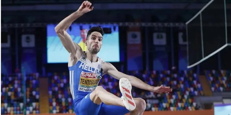 Griego Miltiadis Tentoglou establece un nuevo récord griego de longitud con 8.66m.