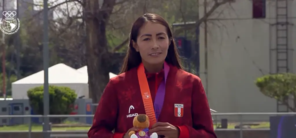 Thalía Valdivia gana la medalla de plata en los 5mil metros en Juegos Sudamericanos Santa Fe 