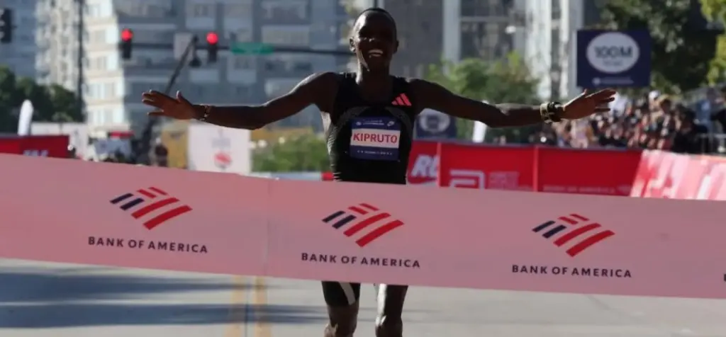 Amos Kipruto gana la Maratón de Chicago 2026 (2:01:09)