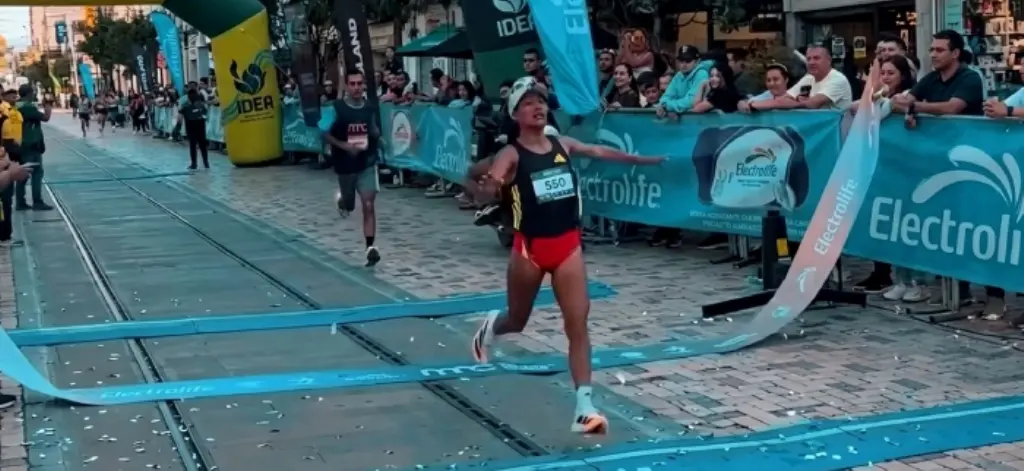 Dina Velásquez gana nuevamente en Colombia ahora en la Media Maratón de la Ceja