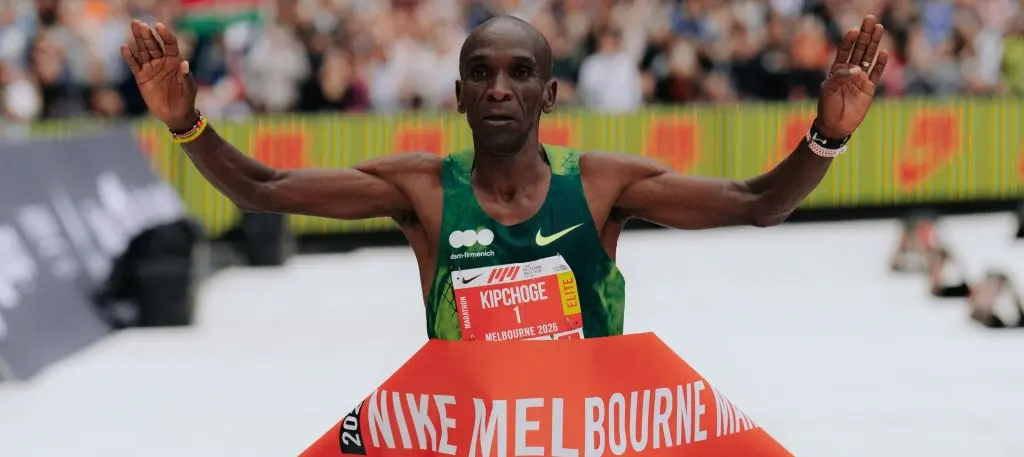 Eliud Kipchoge vuelve al podio y gana la maratón de Melbourne