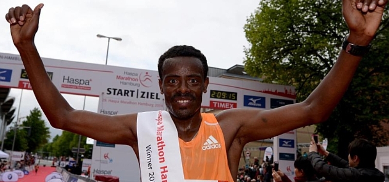 Shumi Dechasa gana la Maratón de Hamburgo