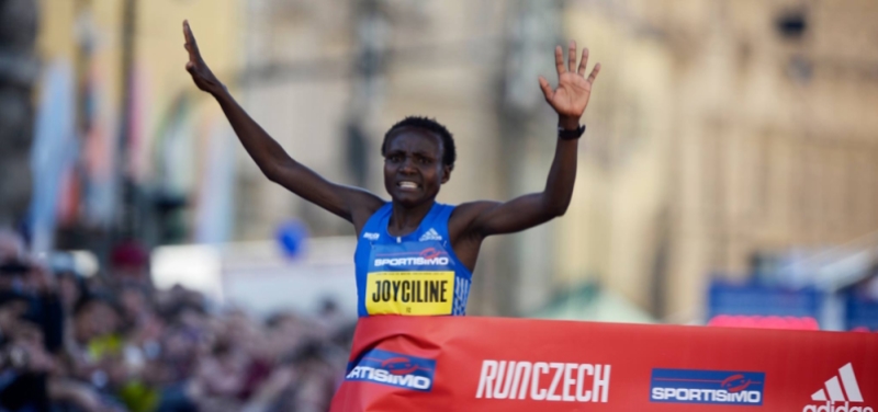 keniata Joyciline Jepkosgei establece la mejor marca mundial en los 10 kilómetros