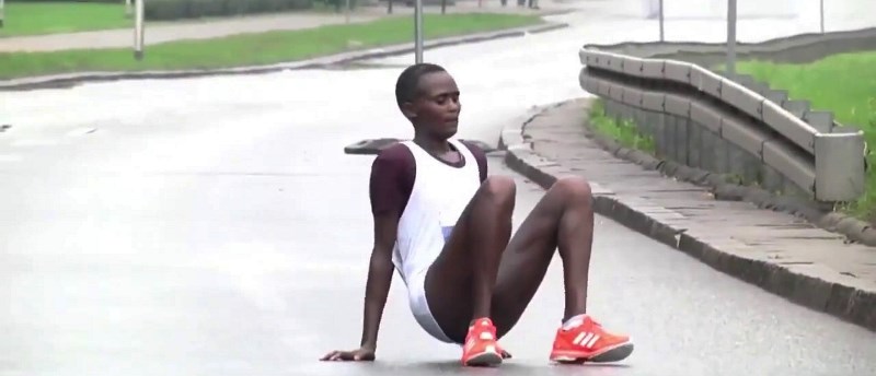Deshidratación tumbó a la keniata Recho Kosgei a metros de ganar la maratón de Varsovia