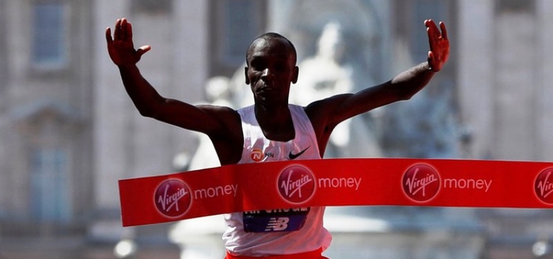 Eliud Kipchoge gana por tercera vez el Maratón de Londres