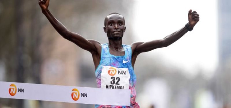 Keniata Kenneth Kipkemoi debuta ganando la Maratón de Rotterdam