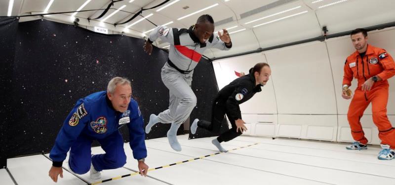 Usain Bolt gana carrera a gravedad cero