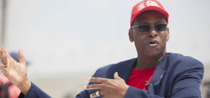 El legendario saltador estadounidense Bob Beamon sostiene que alguien saltará los 9 metros