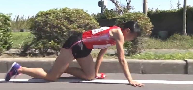 Atleta japonesa Rei Iida se fracturó la pierna en plena maratón y termina la carrera gateando
