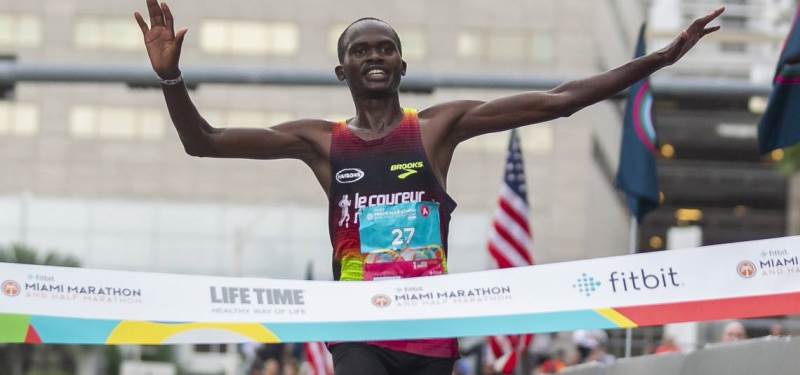 Keniata Ezekiel Kipsang se impone en la Maratón de Miami