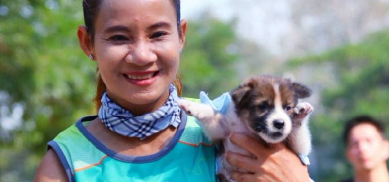 Atleta Khemjira Klongsanun recorrió 30 kms con un cachorro que encontró en la ruta