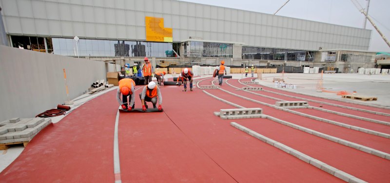 Inician instalación de alfombra roja en la pista auxiliar de atletismo de VIDENA