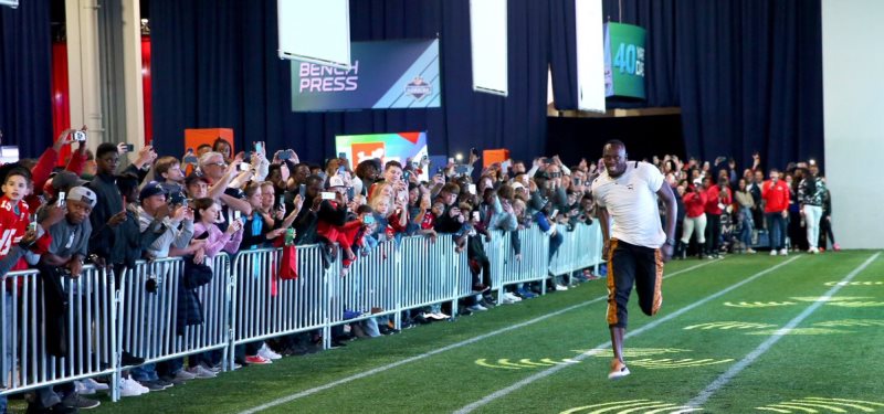Usain Bolt iguala el récord de la NFL. 40 yardas en 4.22
