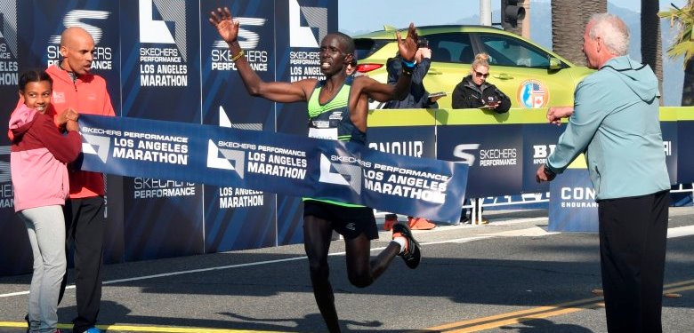 Keniata Elisha Barno gana la Maratón de los Ángeles