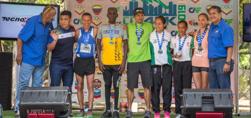 Yaritza Saavedra y el nacido en Kenia Erick Ronoh, lograron el título de la Maratón Caracas 42K