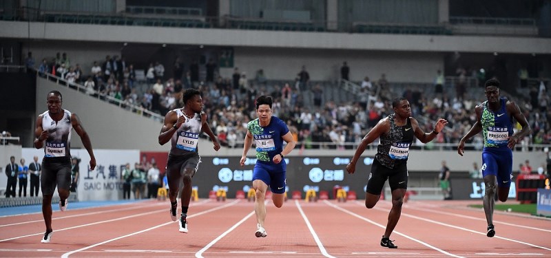 En gran duelo Lyles ganó a Coleman en los 100 metros