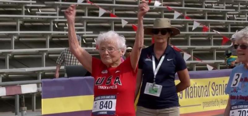 Con 103 años, Julia Hawkins gana los campeonatos americanos de 50 y 100 mts.