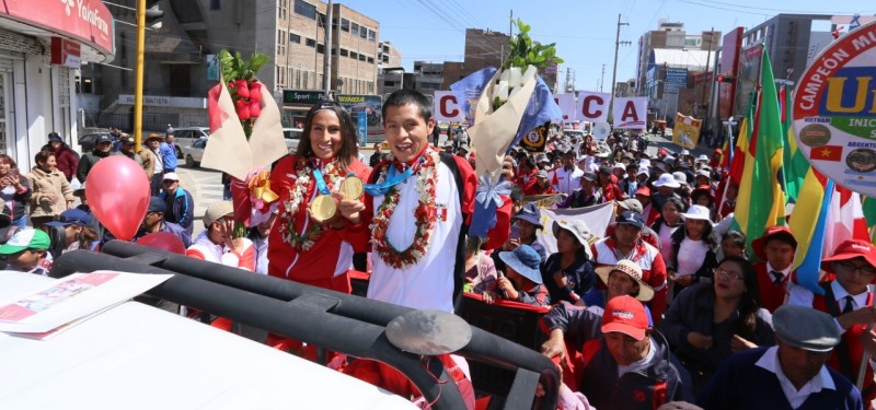 Merecido homenaje recibieron Gladys Tejeda y Cristhian Pacheco en Huancayo