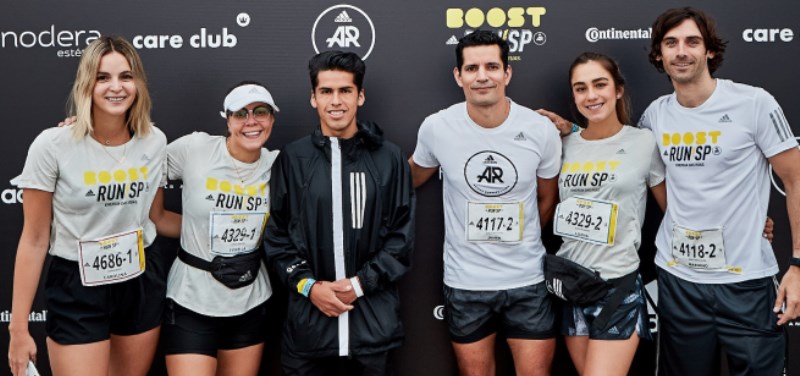 Peruanos corrieron al lado de ex futbolista Kaká