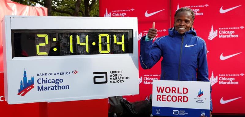 Brigid Kosgei bate el récord del mundo de maratón en Chicago 2h14.04
