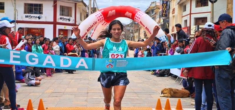Saida Meneses gana la Media Maratón de Huancavelica