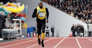 Usain Bolt regresa a la pista de Tokio con unos kilos de más