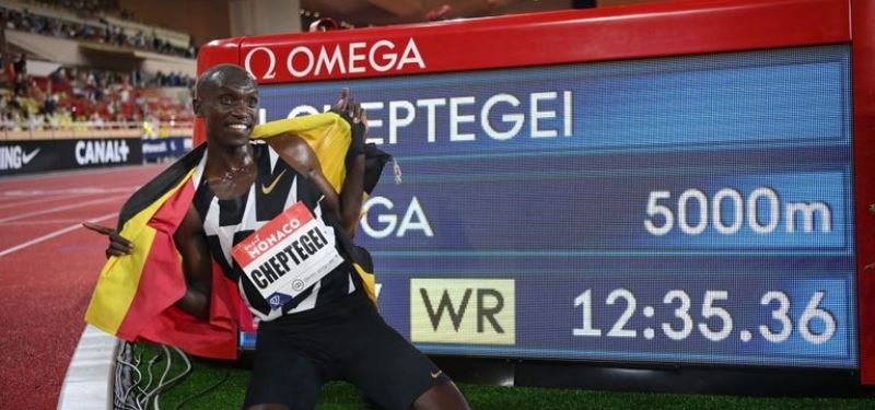 Joshua Cheptegei de Uganda bate el récord mundial de 5.000 m (12:35.36)