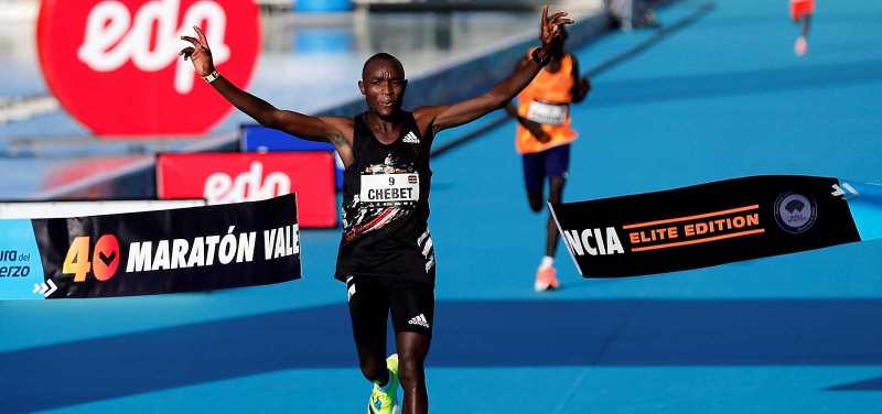 Evans Chebet de Kenia gana la Maratón de Valencia con récord de la prueba 2:03:00