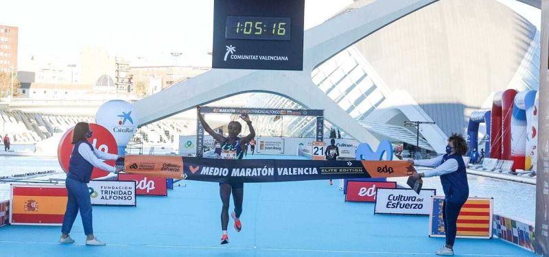 Genzebe Dibaba gana la Media Maratón de Valencia en su debut con 1: 05.18