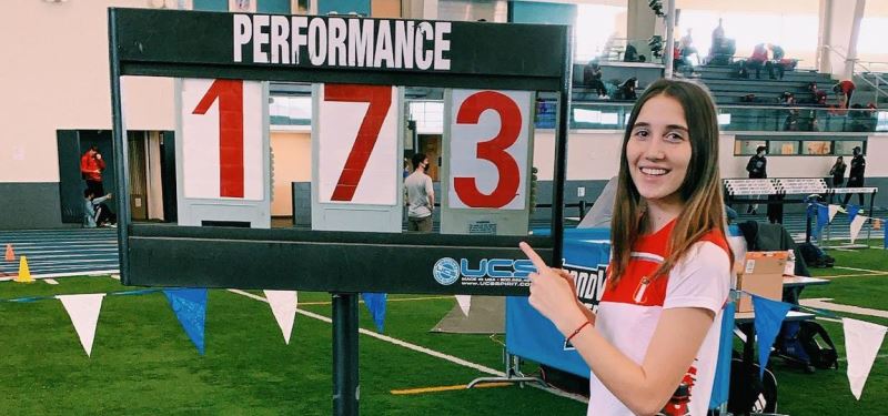 Daniella Muñoz rompe el récord nacional indoor de salto alto 1.73m.