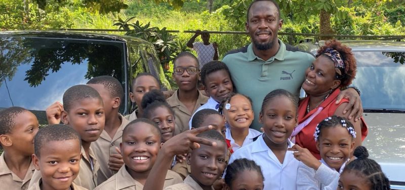 La fundación Usain Bolt dona computadoras portátiles a escuelas de Jamaica