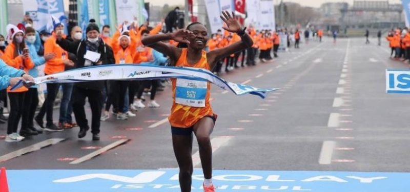 La keniata Ruth Chepngetich establece nuevo récord del mundo de los 21k ( 1:04:02)