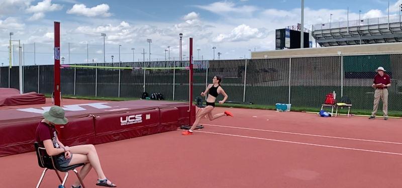 Daniella Muñoz inicia la temporada al aire libre saltando 1.74m.
