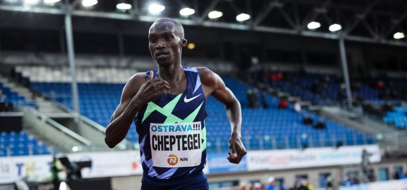 Joshua Cheptegei fracasó en su intento del récord mundial en los 3,000m.