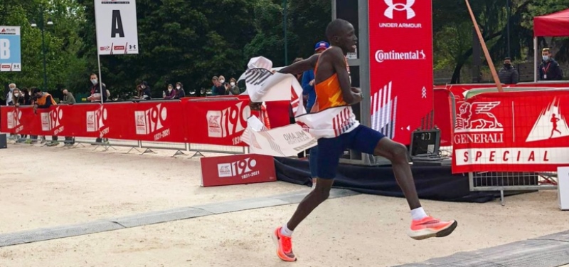 Keniata Titus Ekiru gana la Maratón de Milán (2h02:57)