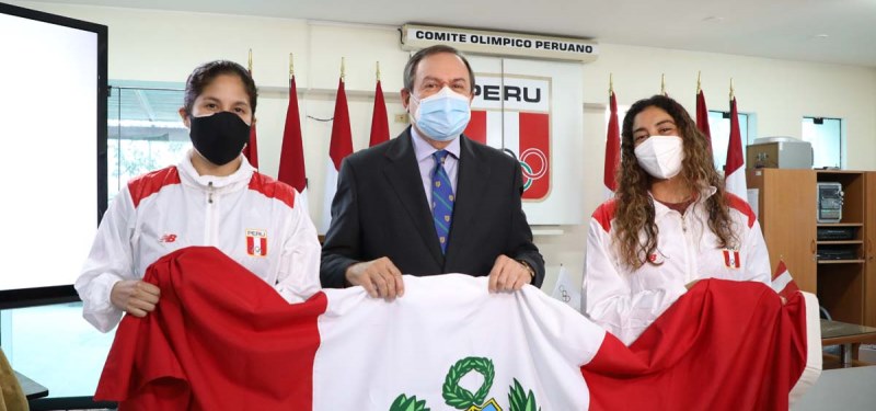 Surfistas Daniella Rosas y Lucca Mesinas serán los abanderados del Perú en Tokio 2021