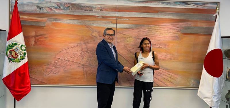 Gladys Tejeda recibe reconocimiento de la Embajada del Perú en Japón