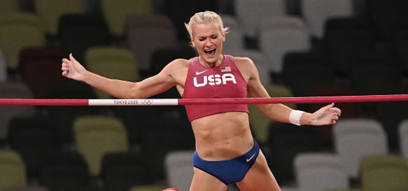 Katie Nageotte de los Estados Unidos es la campeona olímpica en salto con garrocha