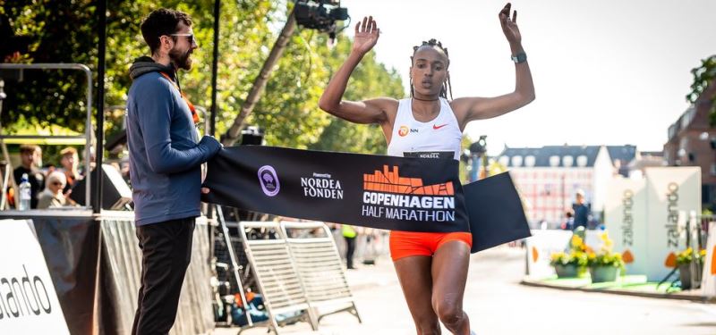 Etiopie Tsehay Gemechu establece nuevo récord femenino de la Media Maraton de Copenhague
