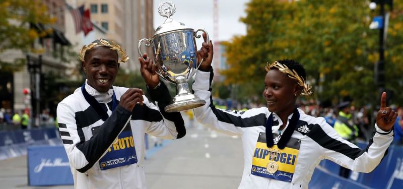 Kenianos Benson Kipruto y Diana Kipyogei ganan la Maratón de Boston