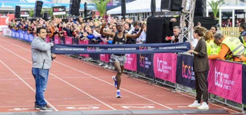 Tamirat Tola de Etiopia gana la Maratón de Amsterdam