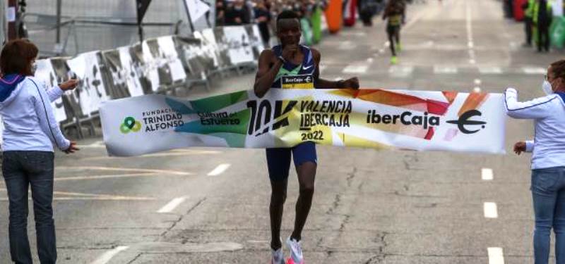 Keniano Daniel Simiu Ebenyo, gana los 10K Ibercaja en Valencia