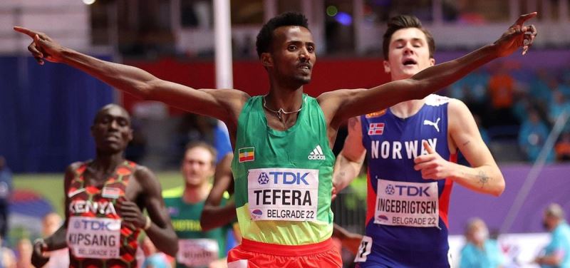 El etíope Tefera gana al sorprendente Ingebrigtsen en los 1,500 en el Mundial Indoor