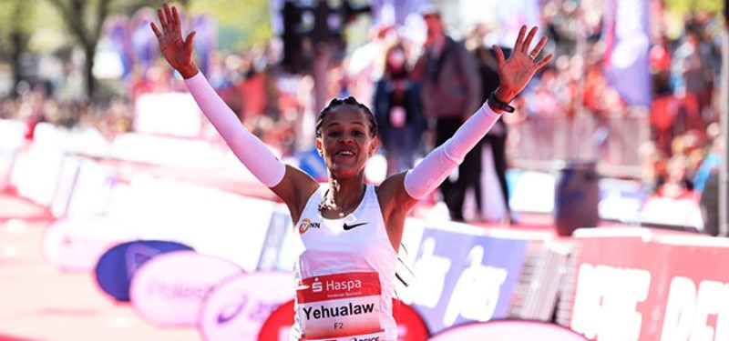 Etíope Yalemzerf Yehualaw gana la Maratón de Hamburgo