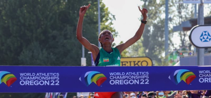 Gotytom Gebreslase gana la maratón del mundial con récord de campeonatos