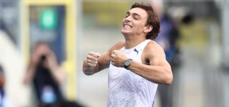 Armand Duplantis vuela sobre los 6.10 en su salto número 50 en Chorzow (Polonia)