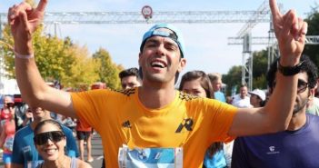 Kaká completa la Maratón de Berlín en (3h38:06)