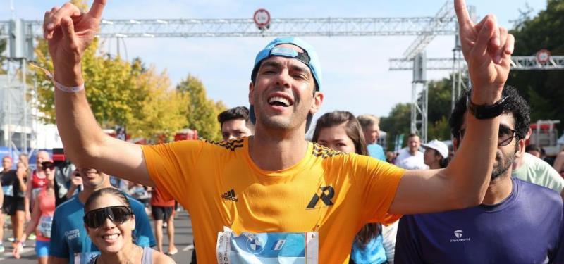 Kaká completa la Maratón de Berlín en (3h38:06)