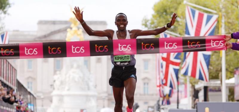 Amos Kipruto de Kenia gana por primera vez la Maratón de Londres